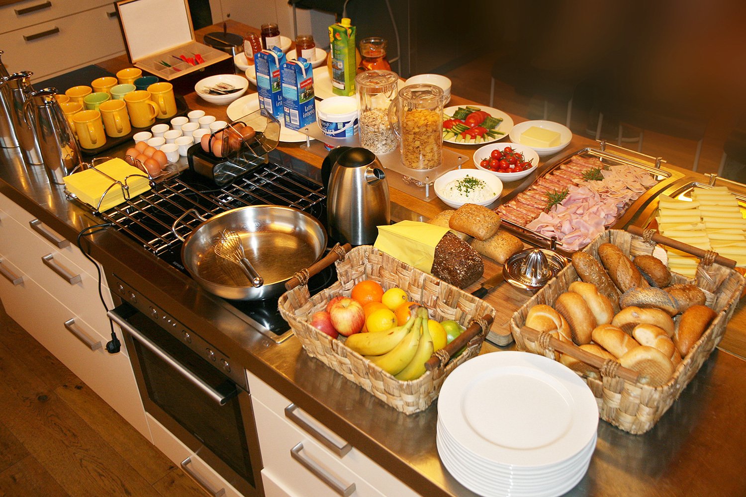 Frühstücksbuffet wie im 4-Sterne-Hotel, zu euch ins Chalet geliefert.