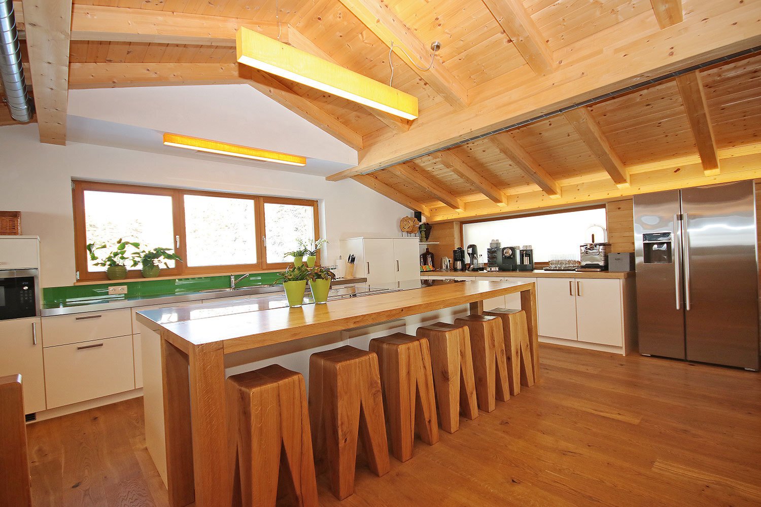 Bar and bar stools in the kitchen at the Alpin Chalet Large in Filzmoos.