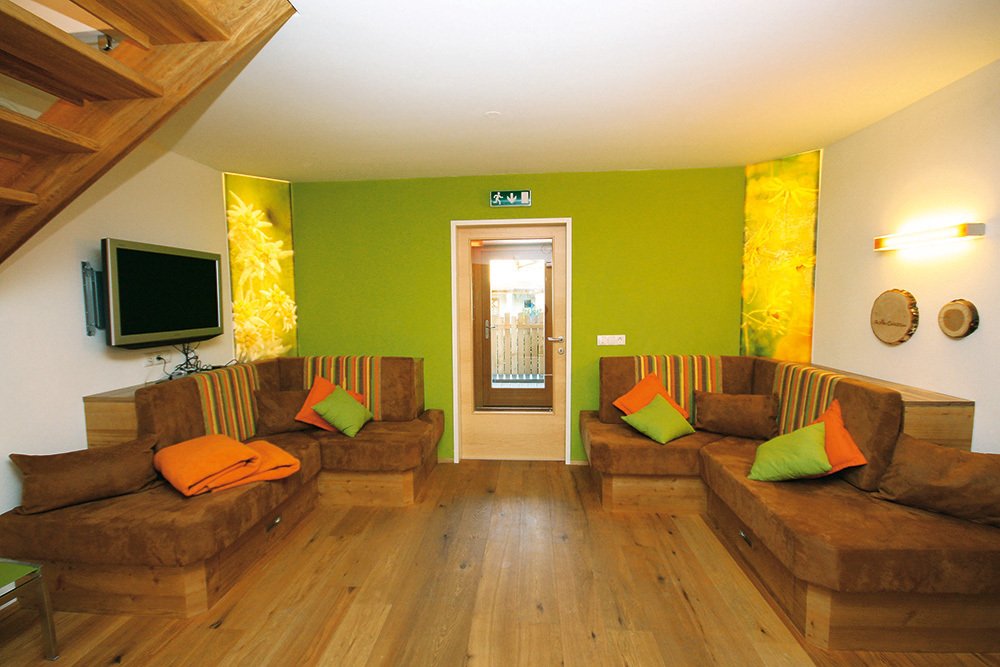 Das Alpin Atrium mit 2 Sofa-Ecken im Alpin Chalet Classic.