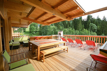 Private sun terrace and covered terrace in the Alpin Chalet XL in Wagrain.