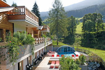 Communal pool and sun terrace at the Alpin Chalets XL in Wagrain.