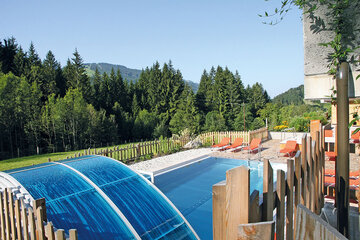 Communal pool and sun terrace at the Alpin Chalets XL in Wagrain.