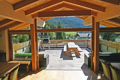 Blick vom Alpin Loft auf die Sonnenterrasse beim Alpin Chalet Large in Filzmoos.