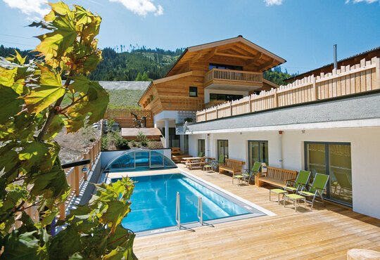 Gemeinschaftspool und Sonnenterrasse bei den Alpin Chalets in Flachauwinkl.