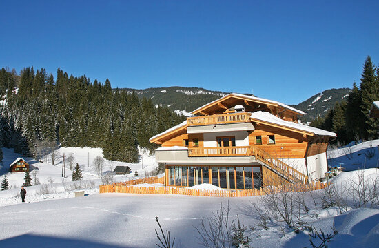 Exterior view Alpin Chalet Large in Filzmoos in winter.