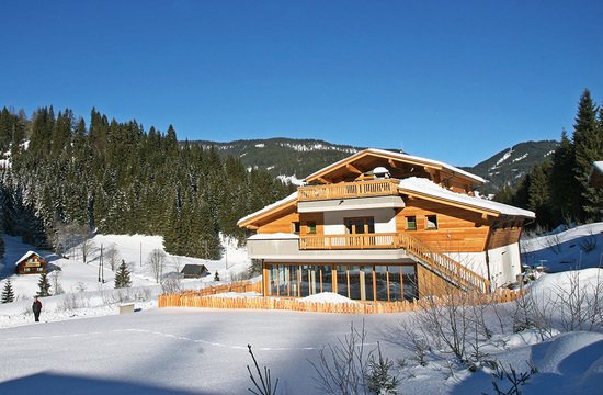 Exterior view Alpin Chalet Large in Filzmoos in winter.